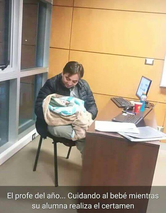 Profesor cuida bebe de alumna