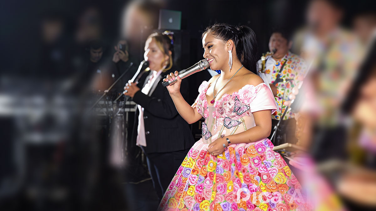 Nataly Salazar, cantante huancavelicana, huaylarsh, santiagos del Perú,
